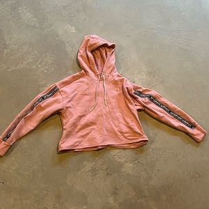 Under armor cropped hoodie. Beautiful pink color. No stains. Oversized fit.